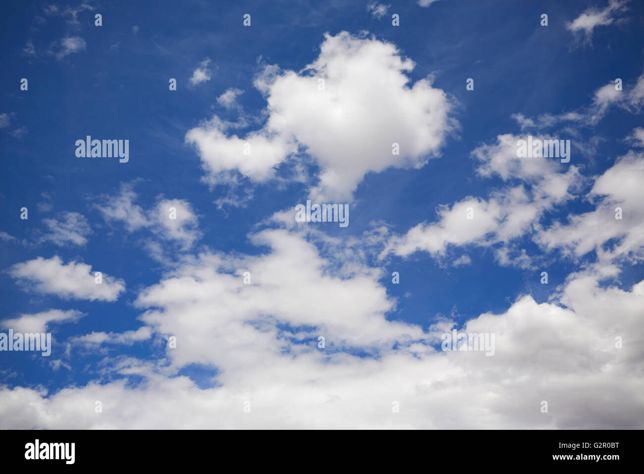 Cielo di estate blu nel mare Mediterraneo con il bianco delle nuvole Foto Stock