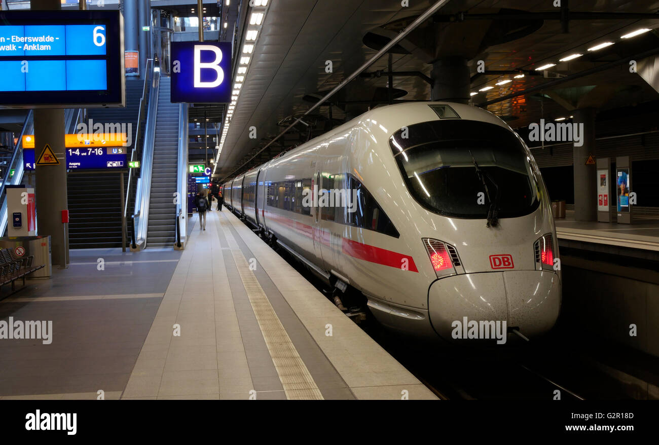 Un Inter City Express (ghiaccio) treno in attesa alla piattaforma in Hauptbahnhof stazione ferroviaria, la città di Berlino, Berlino, Germania, Europa Foto Stock