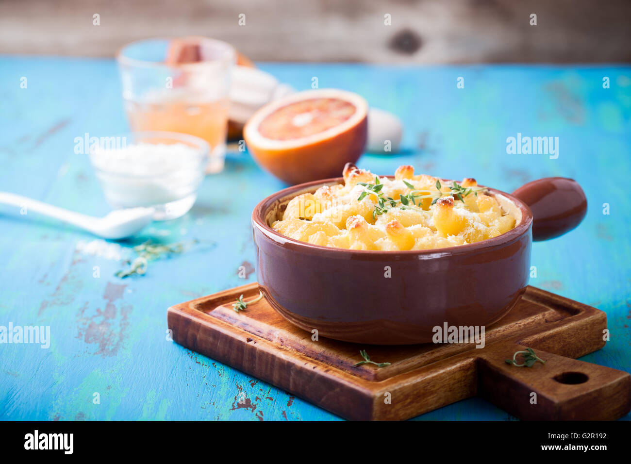 In casa maccheroni al forno e formaggio con parmigiano grattugiato sulla parte superiore su legno tabella blu Foto Stock