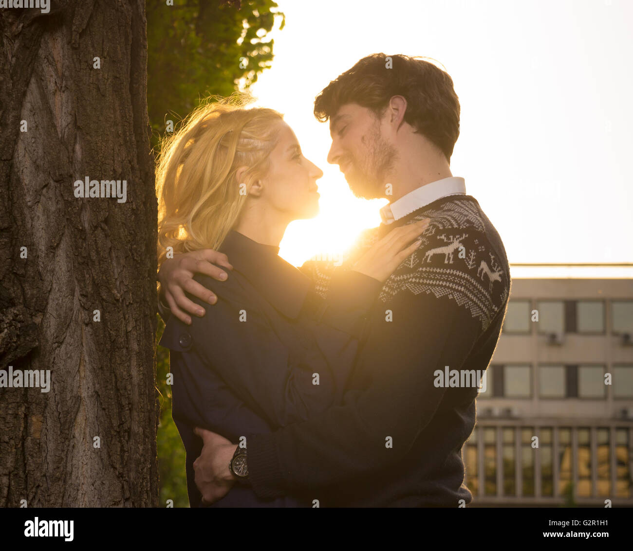 Coppia eterosessuale che abbracciano la luce del sole. Foto Stock