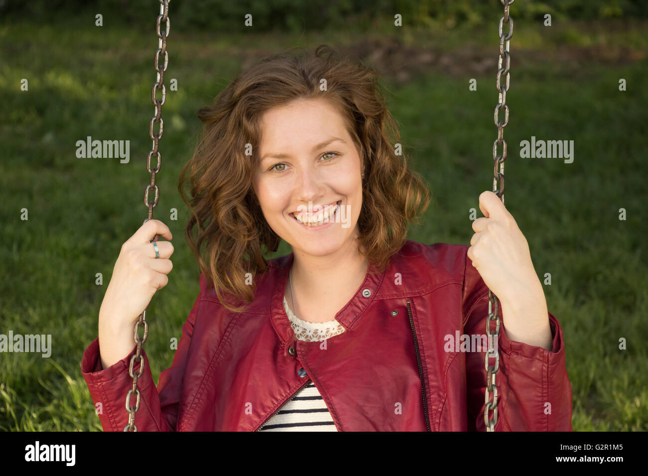 Sorriso ragazza ritratto, swing. Foto Stock