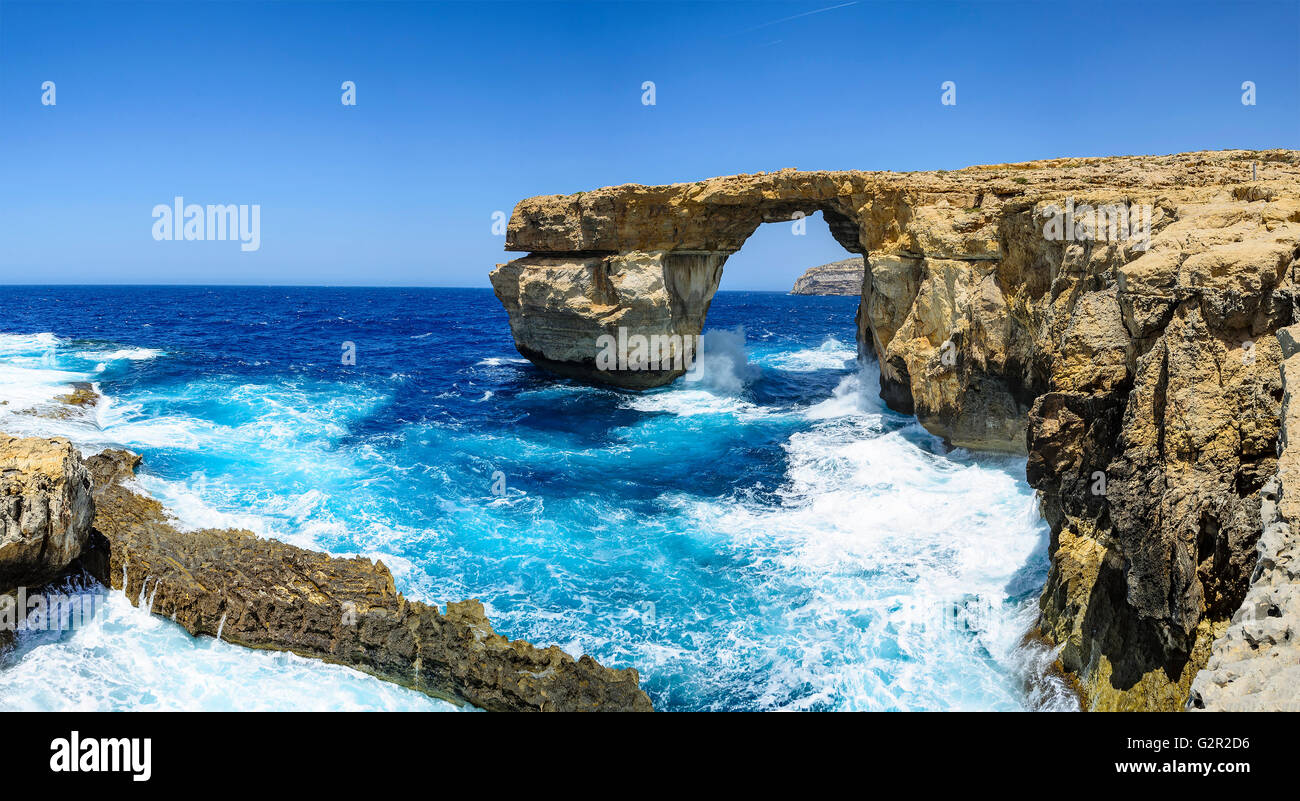 Vista panoramica di Azure Window, un calcare arco naturale situato nei pressi di Dwejra Bay a Isola di Gozo, Malta. Foto Stock