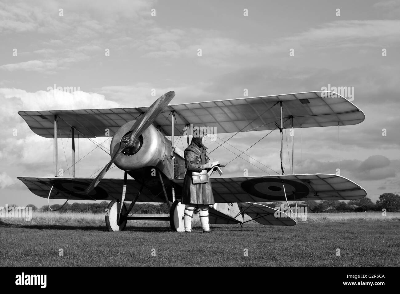Bristoil Scout Replica, 1264, con Re Enactor a Stow Maries, Essex. Foto Stock