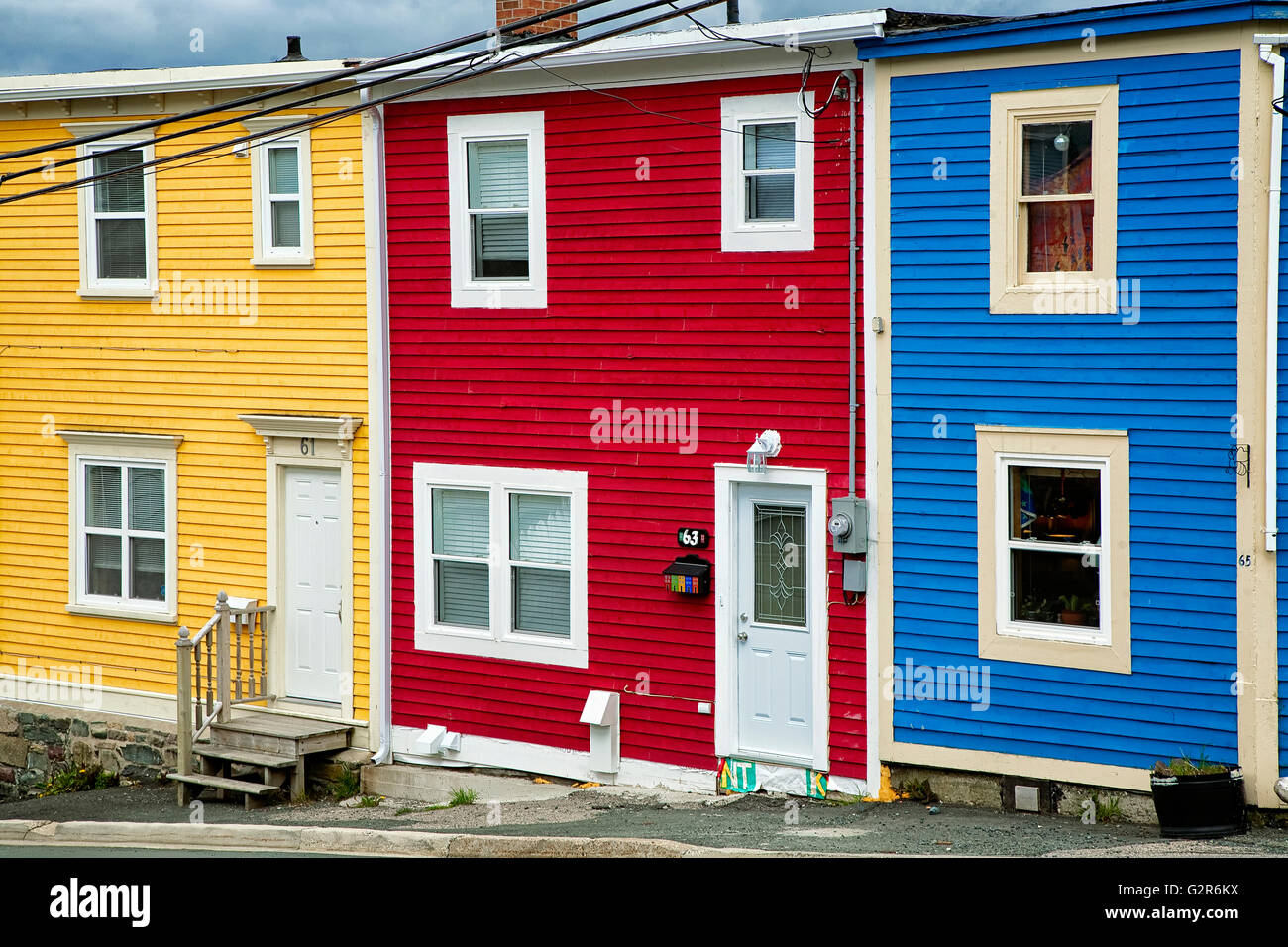 La singolare architettura delle case nel centro cittadino di San Giovanni, Terranova, Canada. Foto Stock