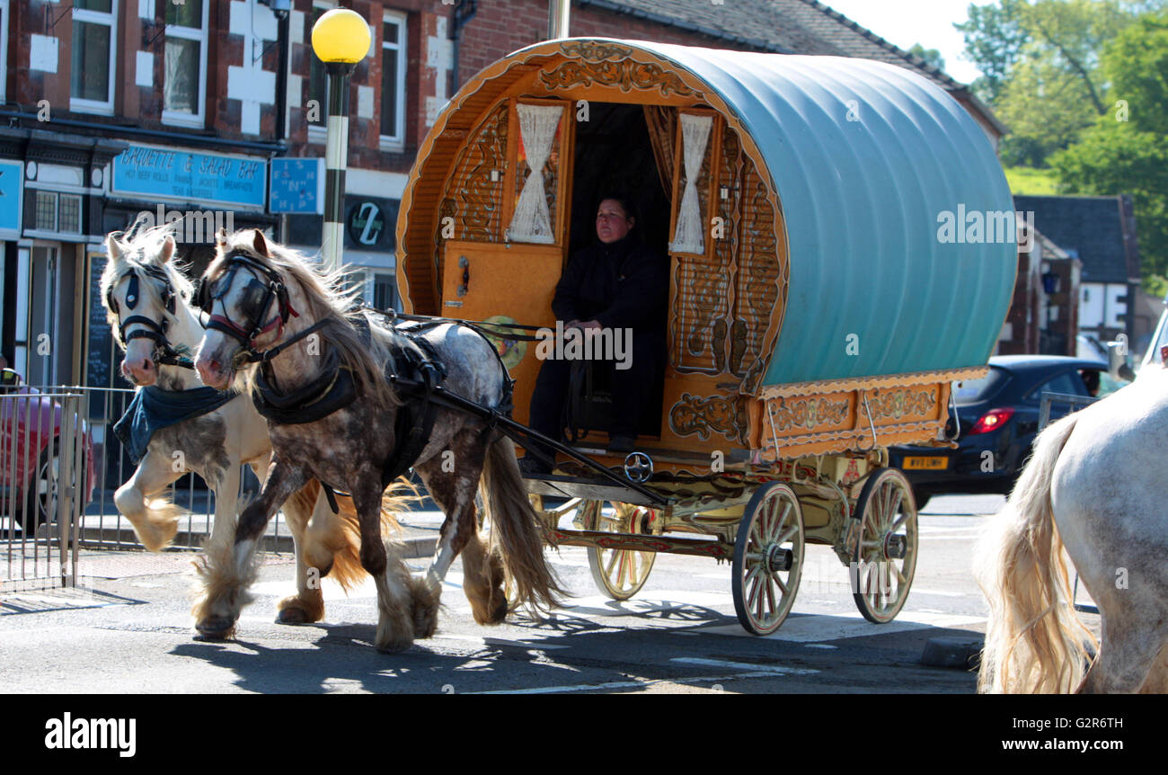 I viaggiatori arrivano al primo giorno di fiera cavalli in Appleby, Cumbria, che è un incontro annuale di zingari e nomadi. Foto Stock