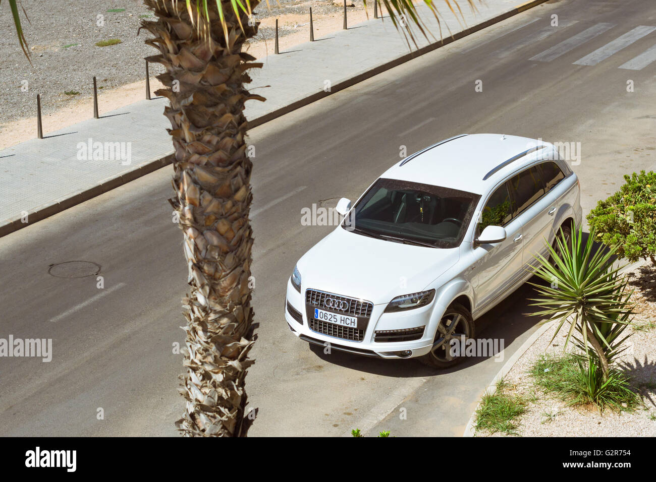 TORREVIEJA, Spagna - 13 settembre 2014: tutte le ruote motrici vettura tedesca Audi Q7 quattro sulla strada soleggiata, Paseo Dique de Levante Foto Stock