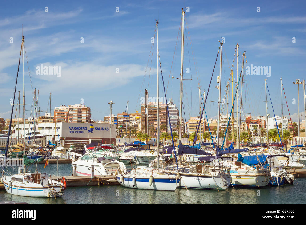 TORREVIEJA, Spagna - 13 settembre 2014: Puerto deportivo Marina Salinas. Yacht e Barche parcheggiato a dock nella Marina di Torrevieja Foto Stock