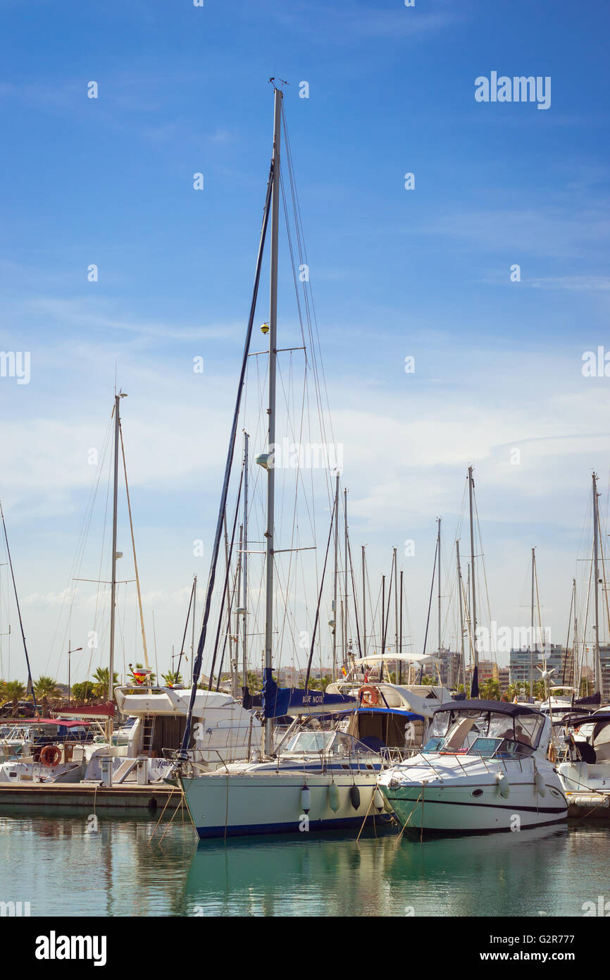TORREVIEJA, Spagna - 13 settembre 2014: Puerto deportivo Marina Salinas. Yacht e Barche parcheggiato a dock nella Marina di Torrevieja Foto Stock