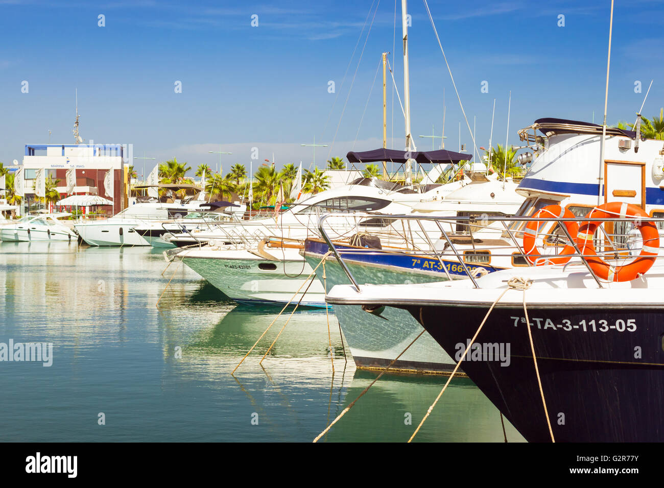 TORREVIEJA, Spagna - 13 settembre 2014: Puerto deportivo Marina Salinas. Yacht e Barche parcheggiato a dock nella Marina di Torrevieja Foto Stock
