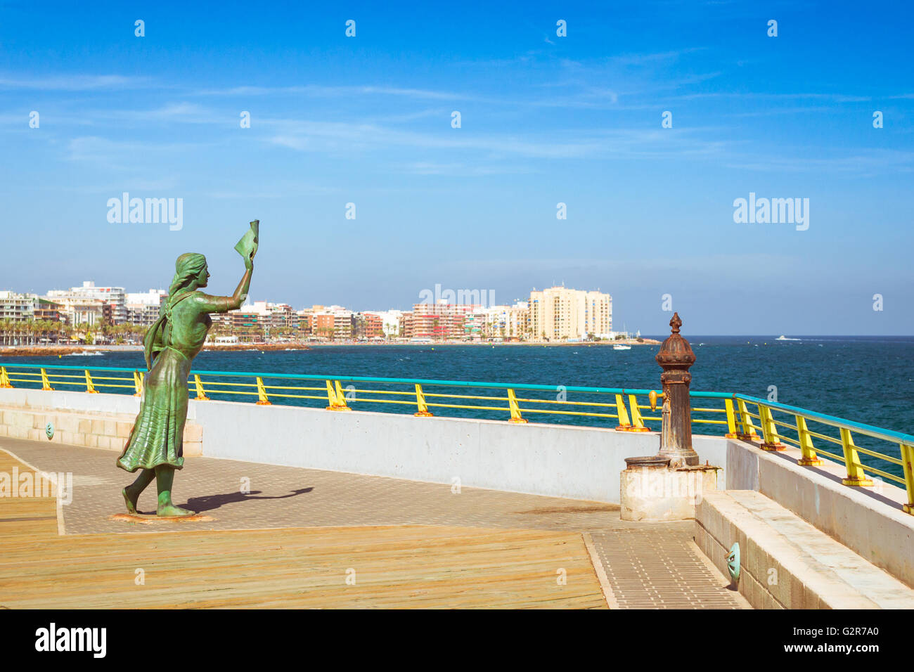Il monumento in bronzo di donna con la lettera in mano, che accompagna il marinaio. E decorativi della pompa dell'acqua. Ponte pedonale-pier Foto Stock
