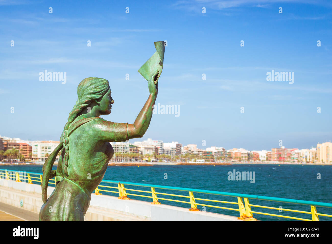 Il monumento in bronzo di donna con la lettera in mano, che accompagna il marinaio. Ponte pedonale-pier - modo attraverso Puerto deportivo Foto Stock