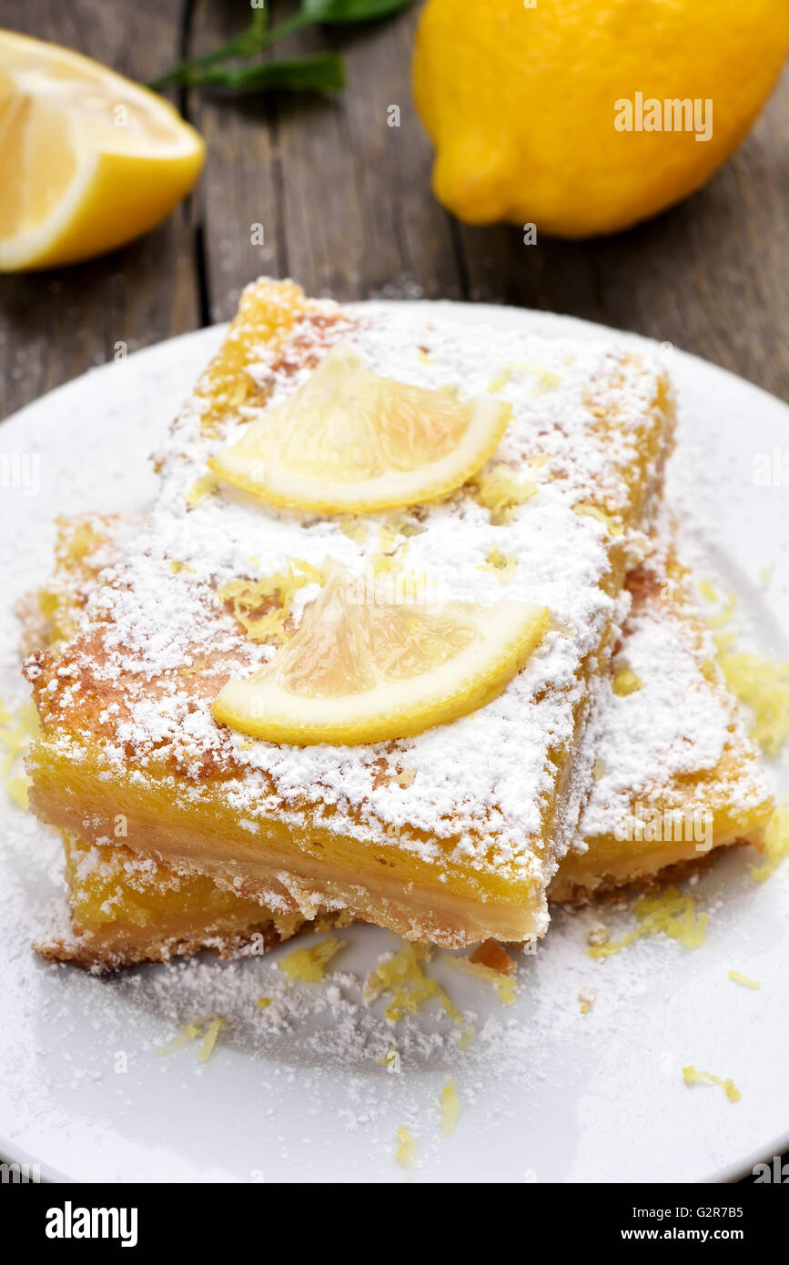 Torta al limone sulla piastra bianca in stile rustico Foto Stock