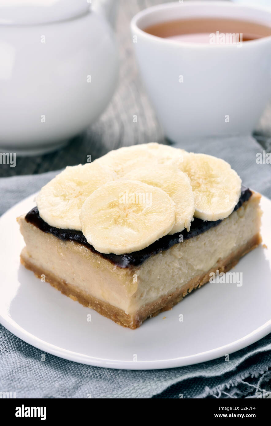 Banana torta di formaggio e tè in stile country Foto Stock