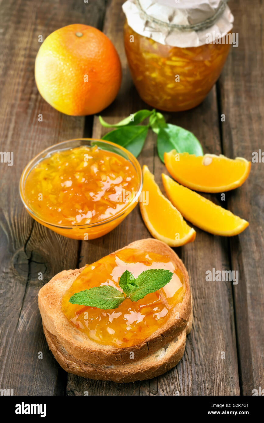 Inceppamento arancione su sfondo di legno Foto Stock