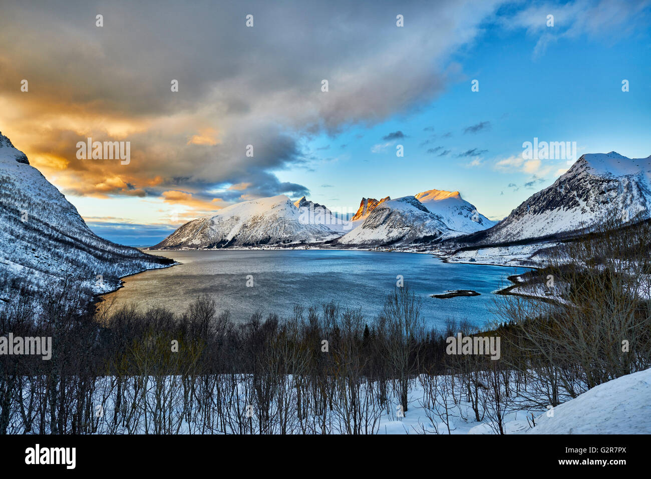 Paesaggio invernale panorama di Bergsfjorden, Senja, Skaland, Troms, Norvegia, Europa Foto Stock
