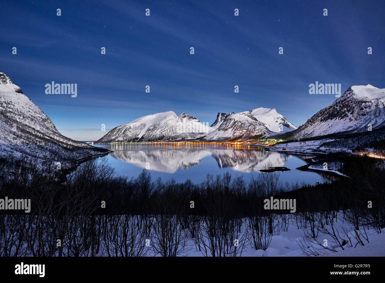Paesaggio invernale di Bergsfjorden, night shot con moonlight, Senja, Skaland, Troms, Norvegia, Europa Foto Stock