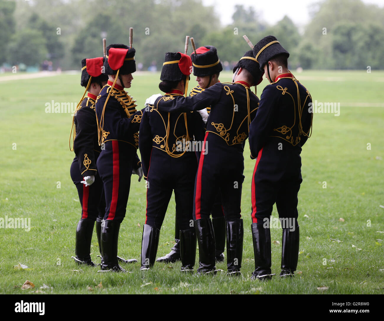 I membri del re di truppa cavallo Royal Artillery fare preparativi finali per contrassegnare il 63 anniversario della Regina Elisabetta II della incoronazione con una pistola 41 Royal Salute, in Hyde Park, Londra. Foto Stock