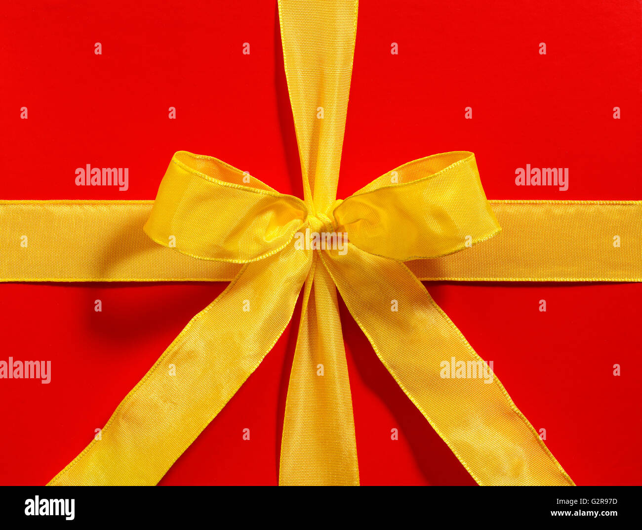 Nastro giallo su sfondo rosso Foto Stock