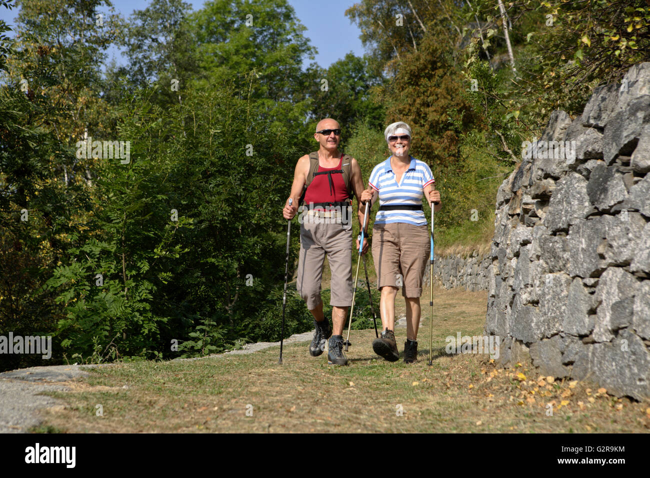 Coppia sposata, 68 e 70, durante una vacanza in montagna, Frasnedo, Italia Foto Stock