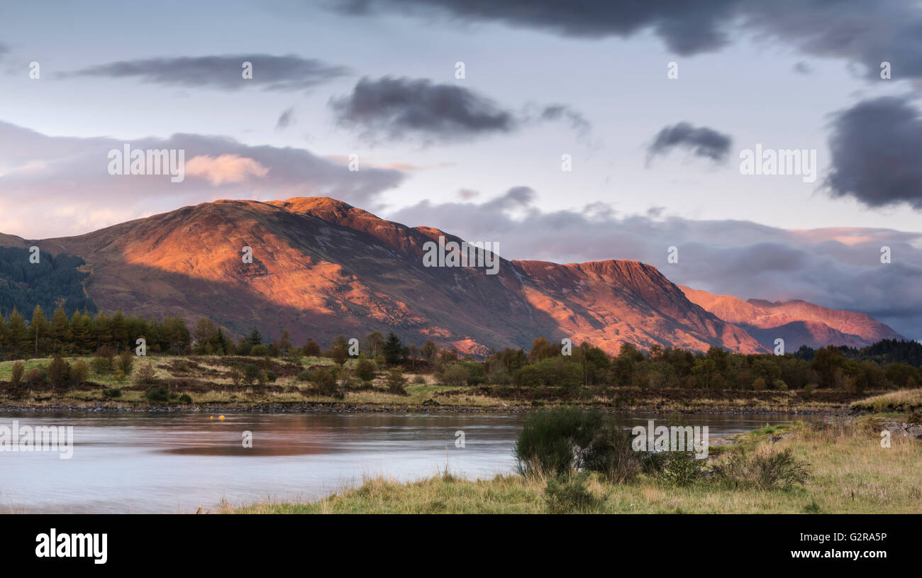 Mam na Gualain e Beinn na Caillich, due delle montagne sulla sponda nord del Loch Leven, nella luce della sera, Loch Leven Foto Stock