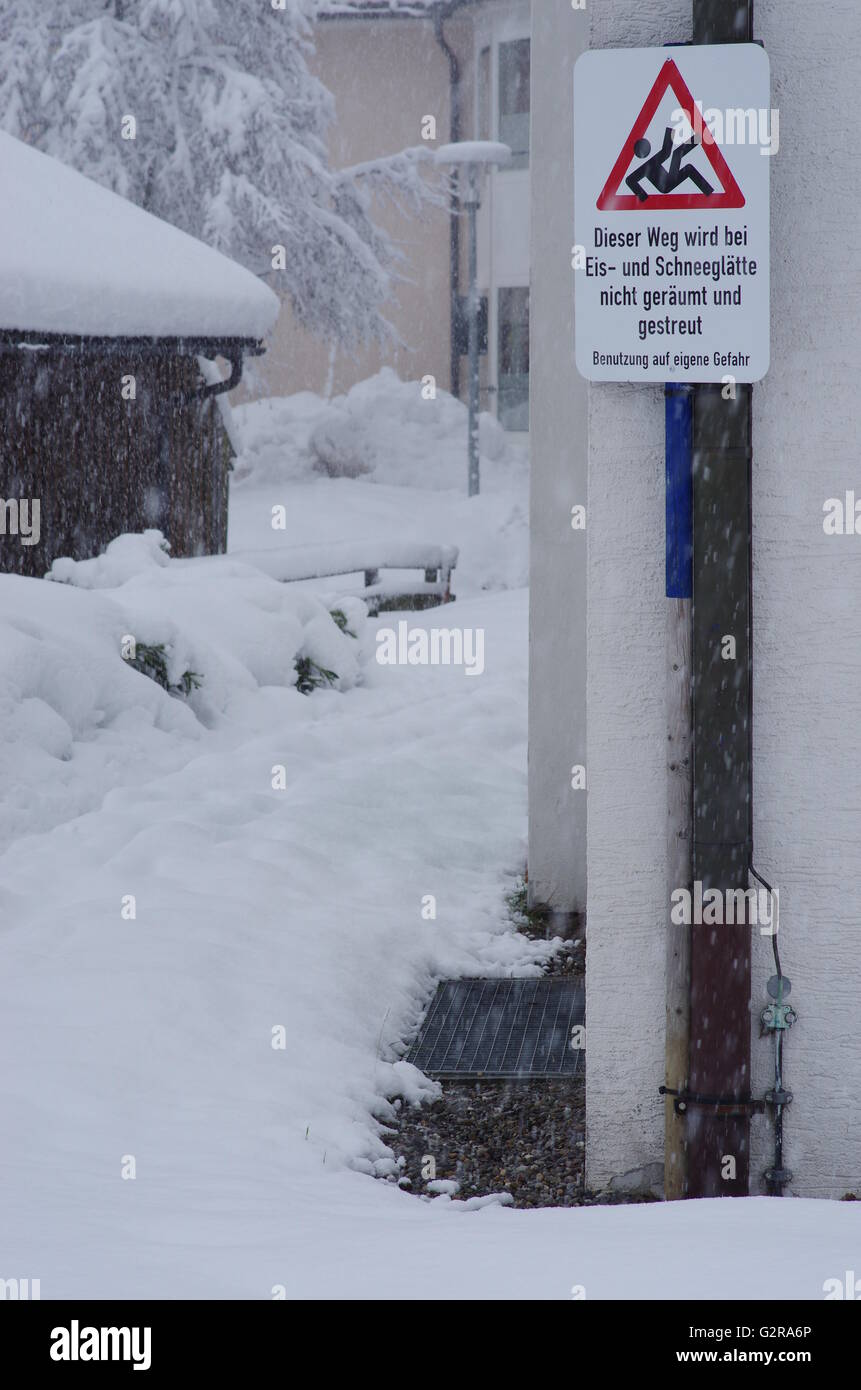 Segno 'No snow removal' su una strada innevata, Isny, Baden-Wuerttemberg Foto Stock