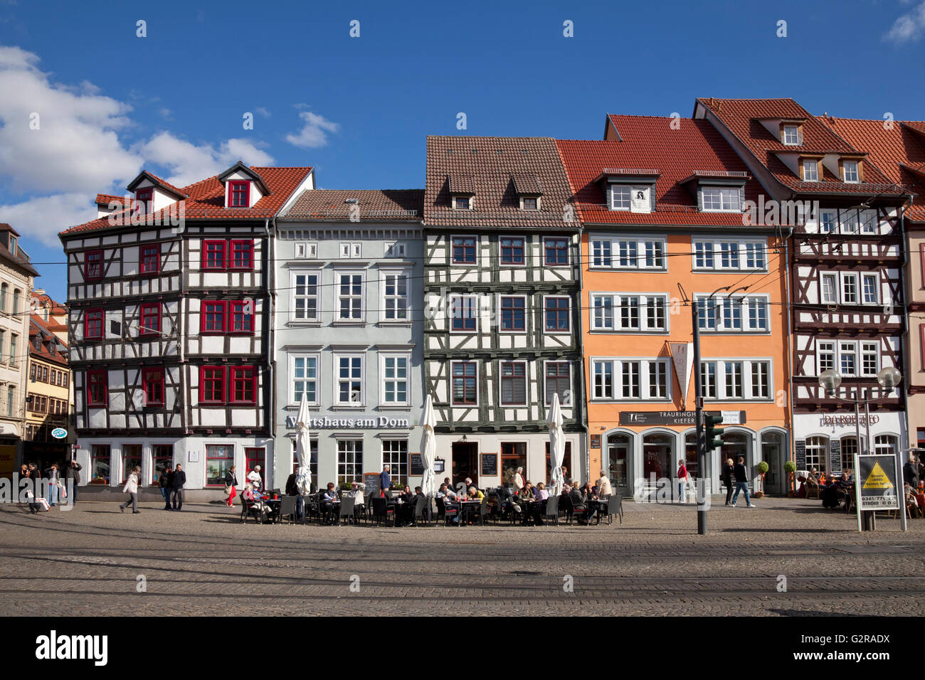 A struttura mista in legno e muratura edifici nel centro storico della città a Domplatz square, Thüringer Becken, Erfurt, Turingia, Germania Foto Stock