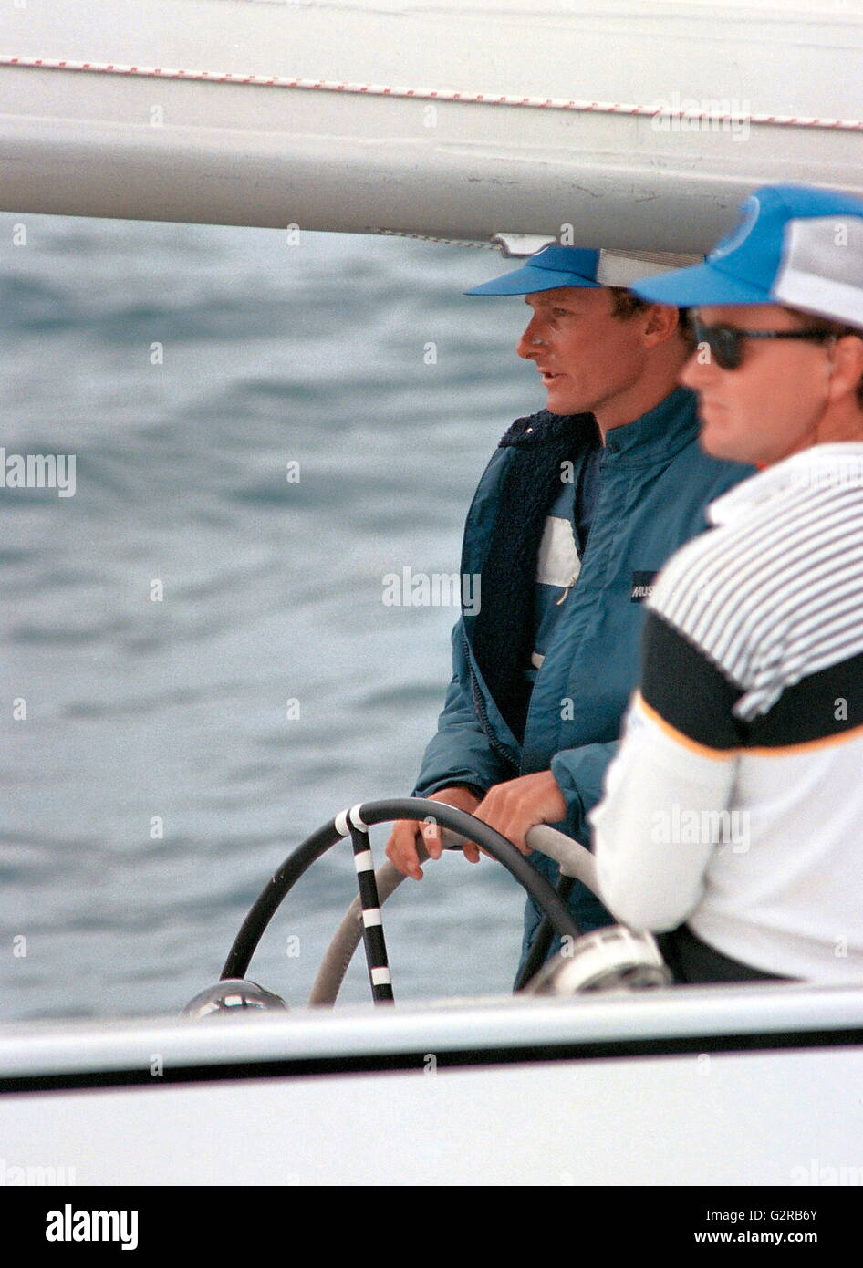 AJAXNETPHOTO. 4TH NOV 1986.Fremantle, Australia occidentale - AMERICA'S CUP - Chris Dickson (il più lontano dalla telecamera), NZ SKIPPER AL VOLANTE DI KIWI MAGIC. Foto:l'AJAX NEWS & funzioni REF:AMCUP86_81403_30_2 Foto Stock