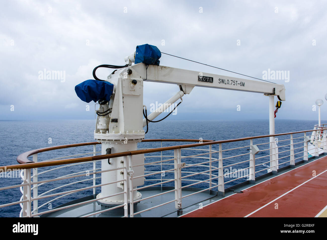 La gru è fissato in posizione di riposo a bordo di una nave da crociera Foto Stock
