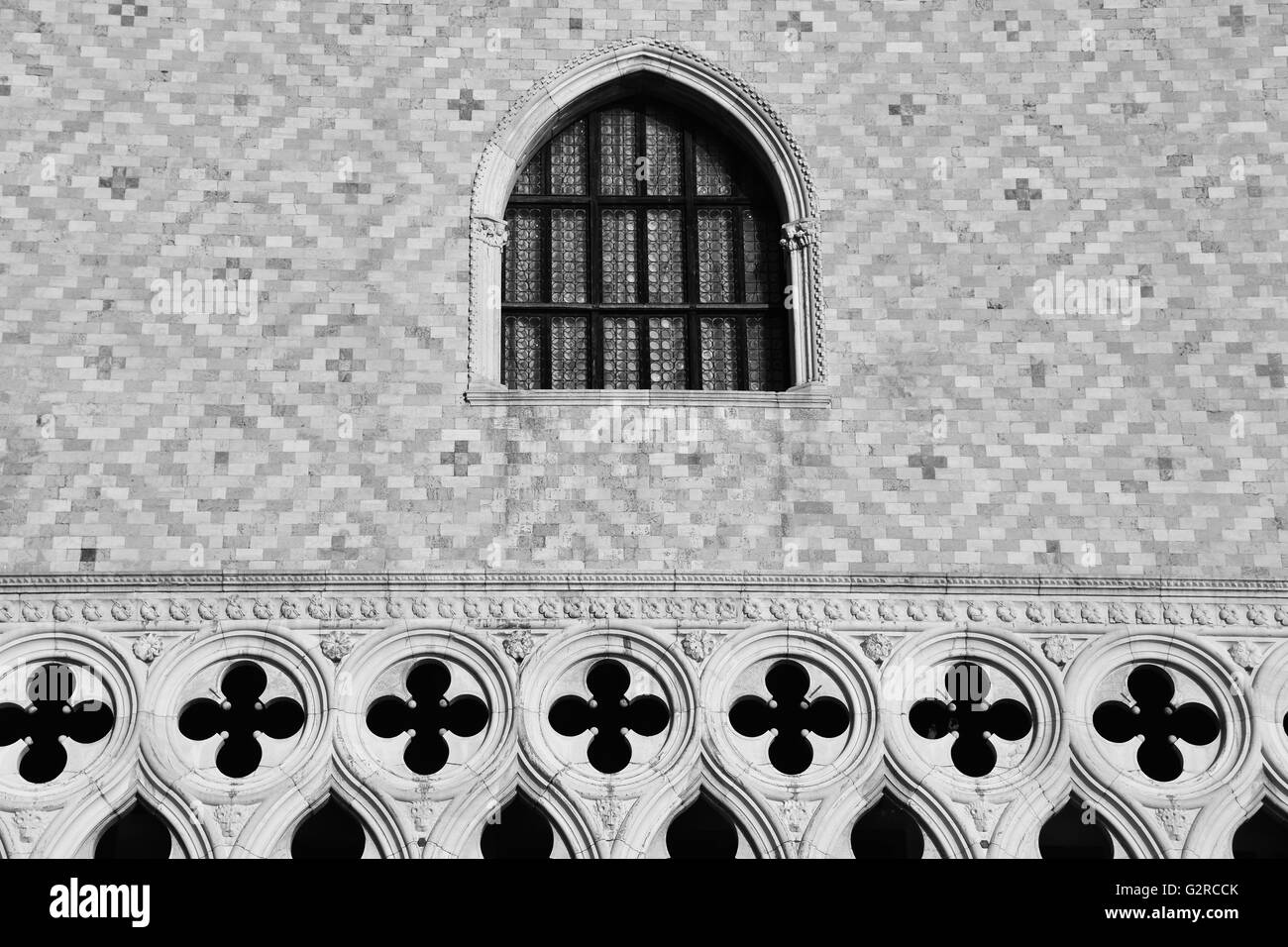 Una finestra a Palazzo Ducale, palazzo ufficiale del governatore di Venezia Foto Stock