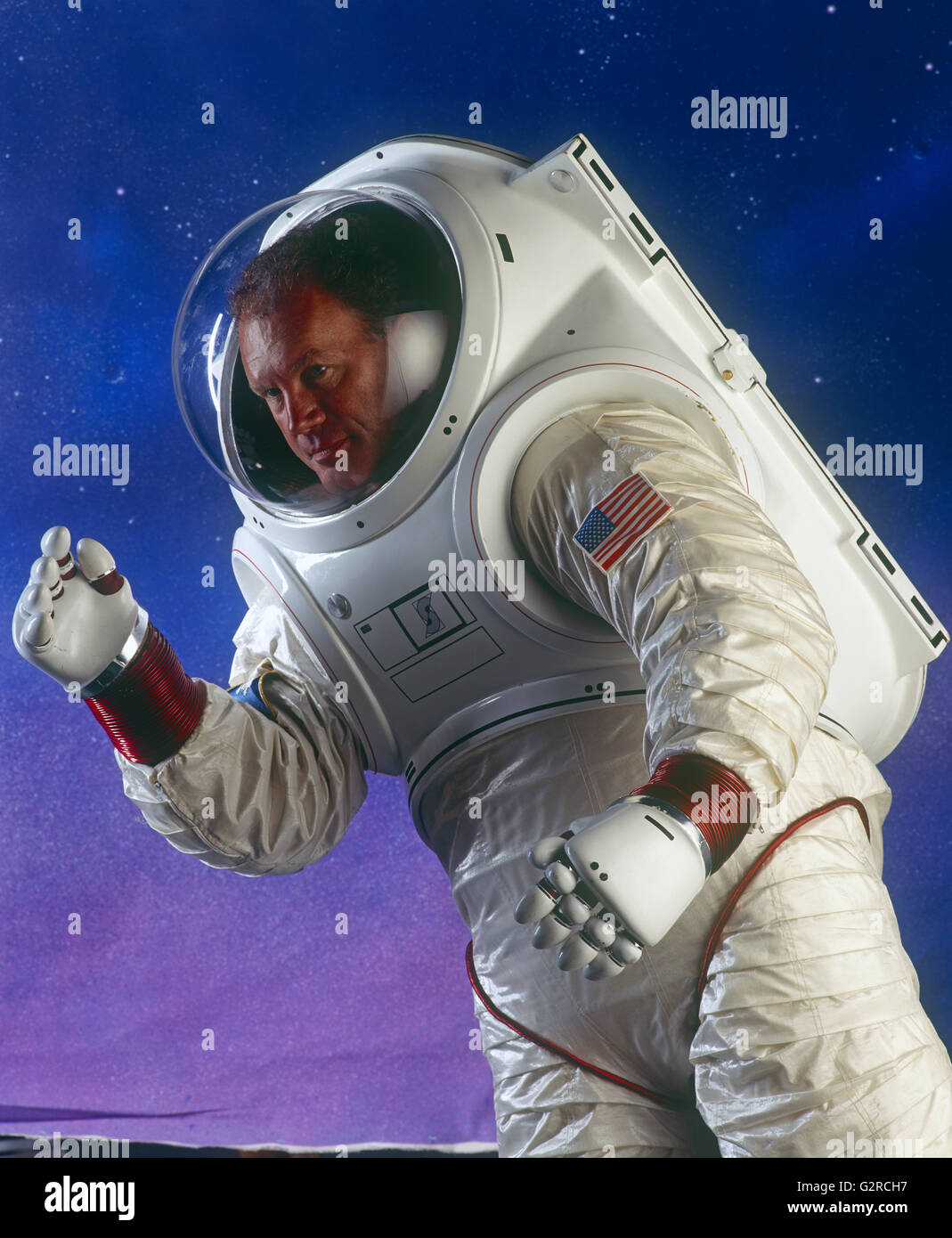 Un uomo in una tuta spaziale Foto Stock
