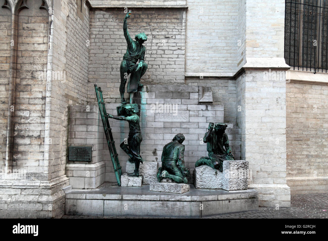 Memoriale della cattedrale di Antwerp builder Pieter Appelmans da Jef Lambeauxportal fuori la Cattedrale di Nostra Signora, Anversa, Belgio. Foto Stock