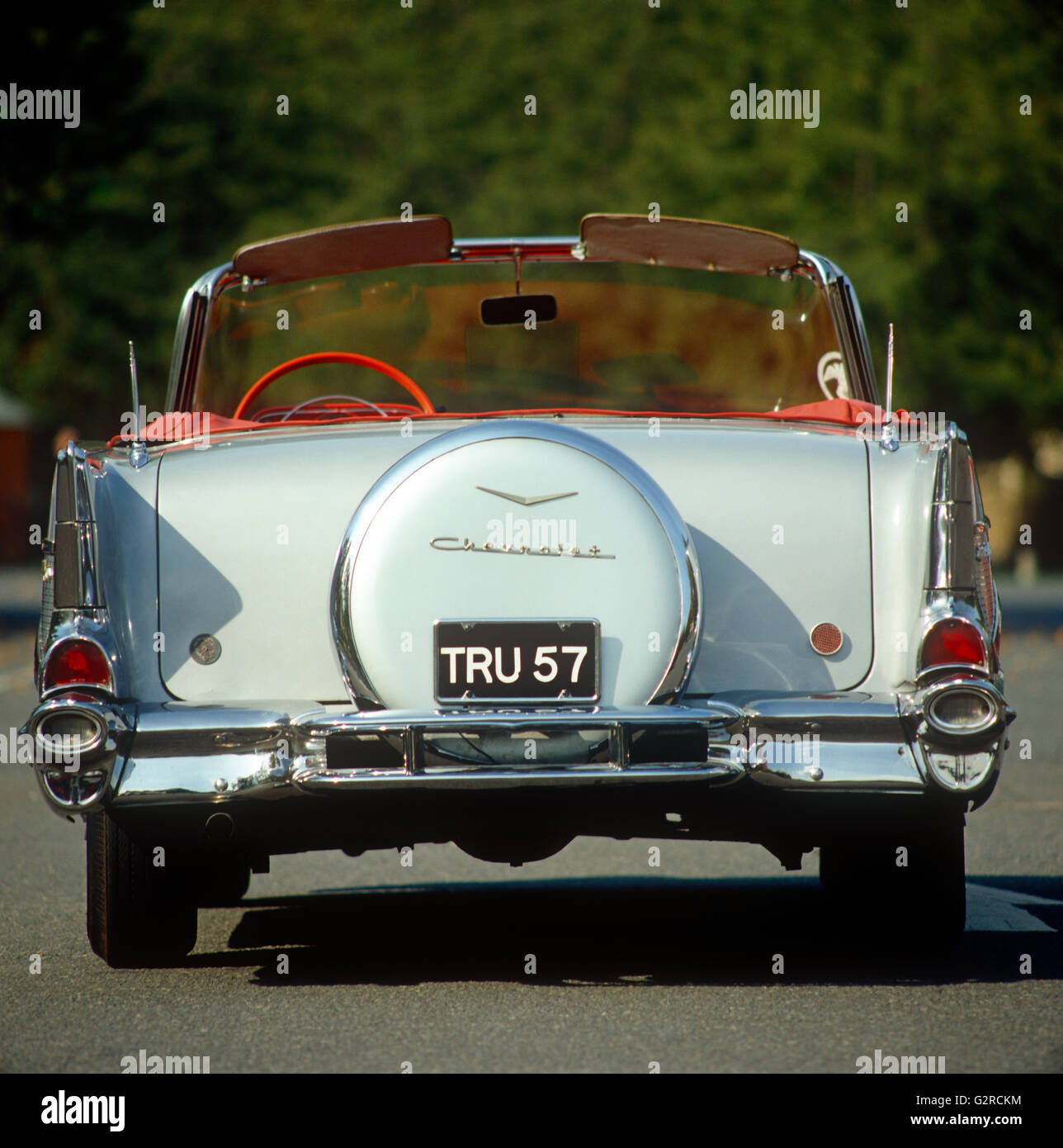 Blu Chevrolet sulla strada, all'esterno. Foto Stock