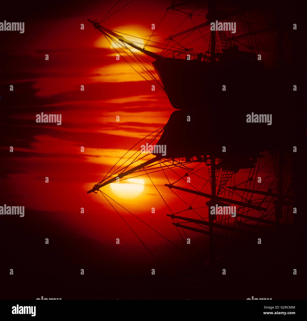 Un giro in barca in mare con il sole che scende. Foto Stock