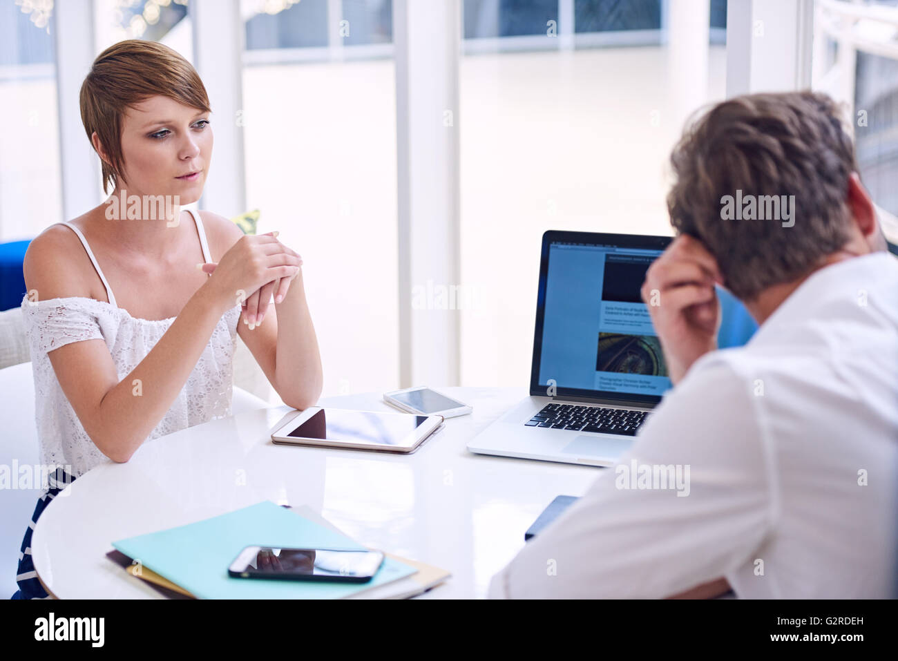 Evidente disaccordo tra maschio e femmina partner durante la riunione di affari Foto Stock