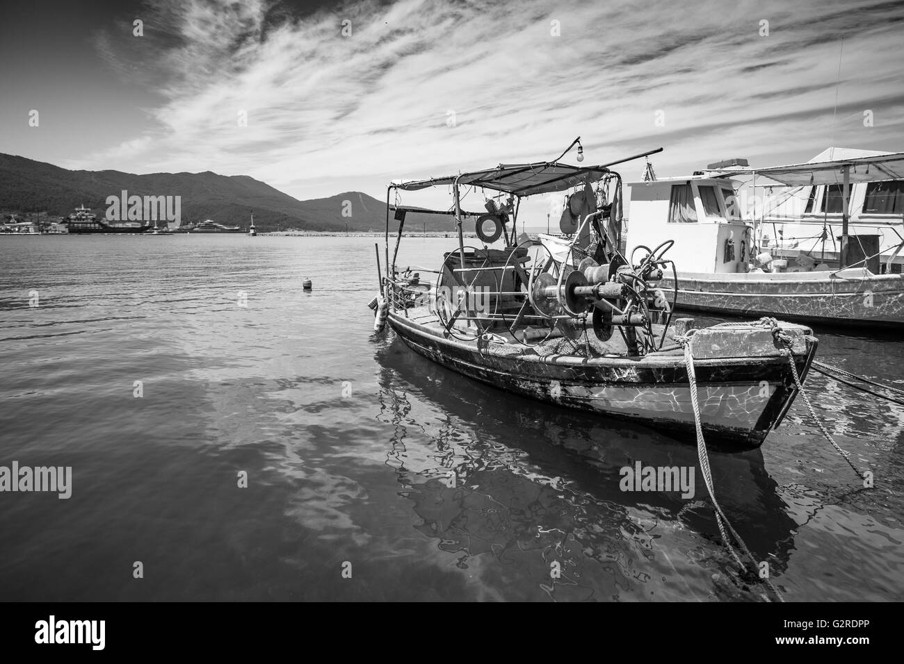 Piccolo greco tradizionale barca da pesca in un porto. Foto Stock