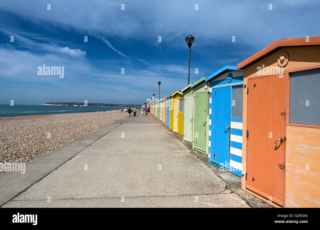 Pittoresca spiaggia di capanne lungo il lungomare di Seaford, East Sussex Foto Stock