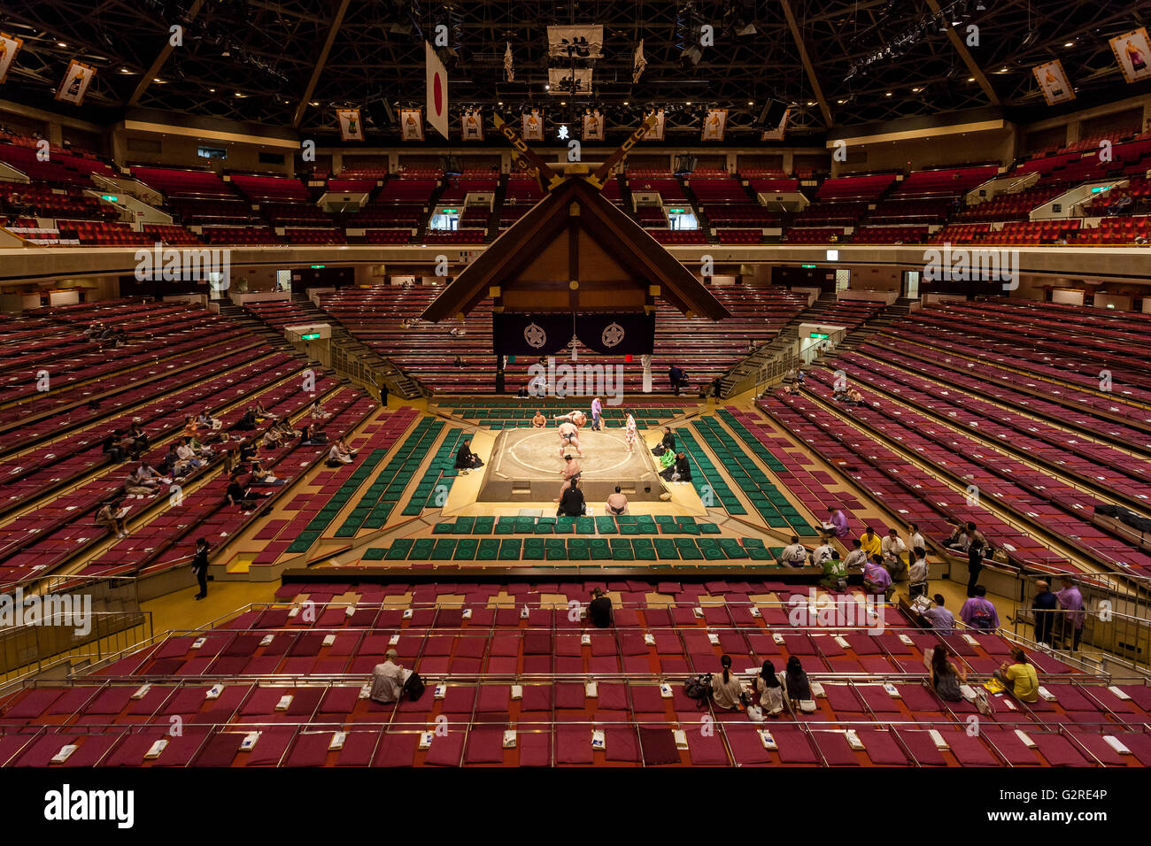 Immagine panoramica dell'interno della Ryogoku Sumo Arena durante il torneo di Sumo di Tokyo, Giappone. Foto Stock