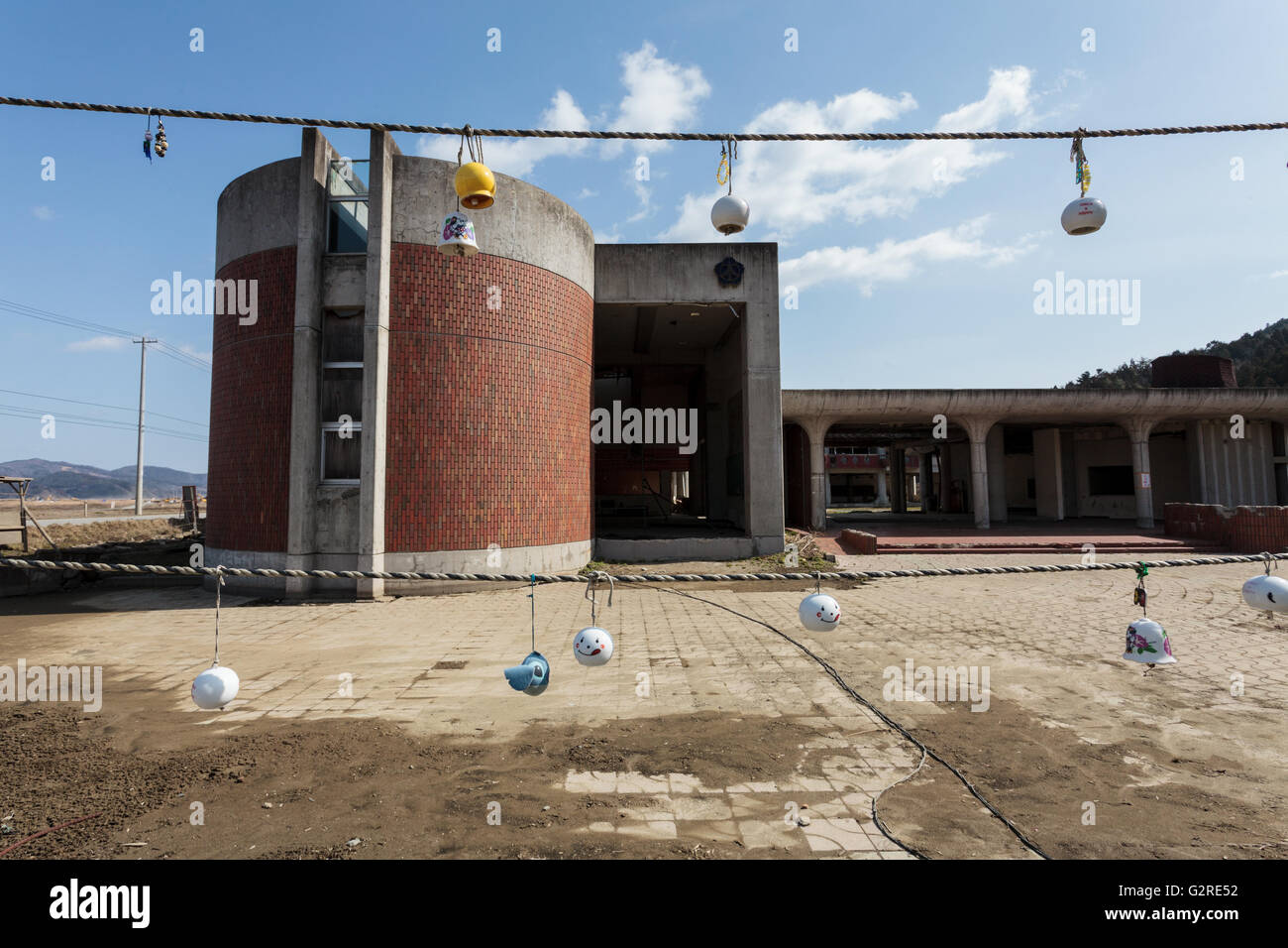 Gettoni di ricordo ai 84 membri dello staff e agli studenti morti nello tsunami alla scuola elementare di Okawa a Ishinomaki, Miyagi, Giappone Foto Stock