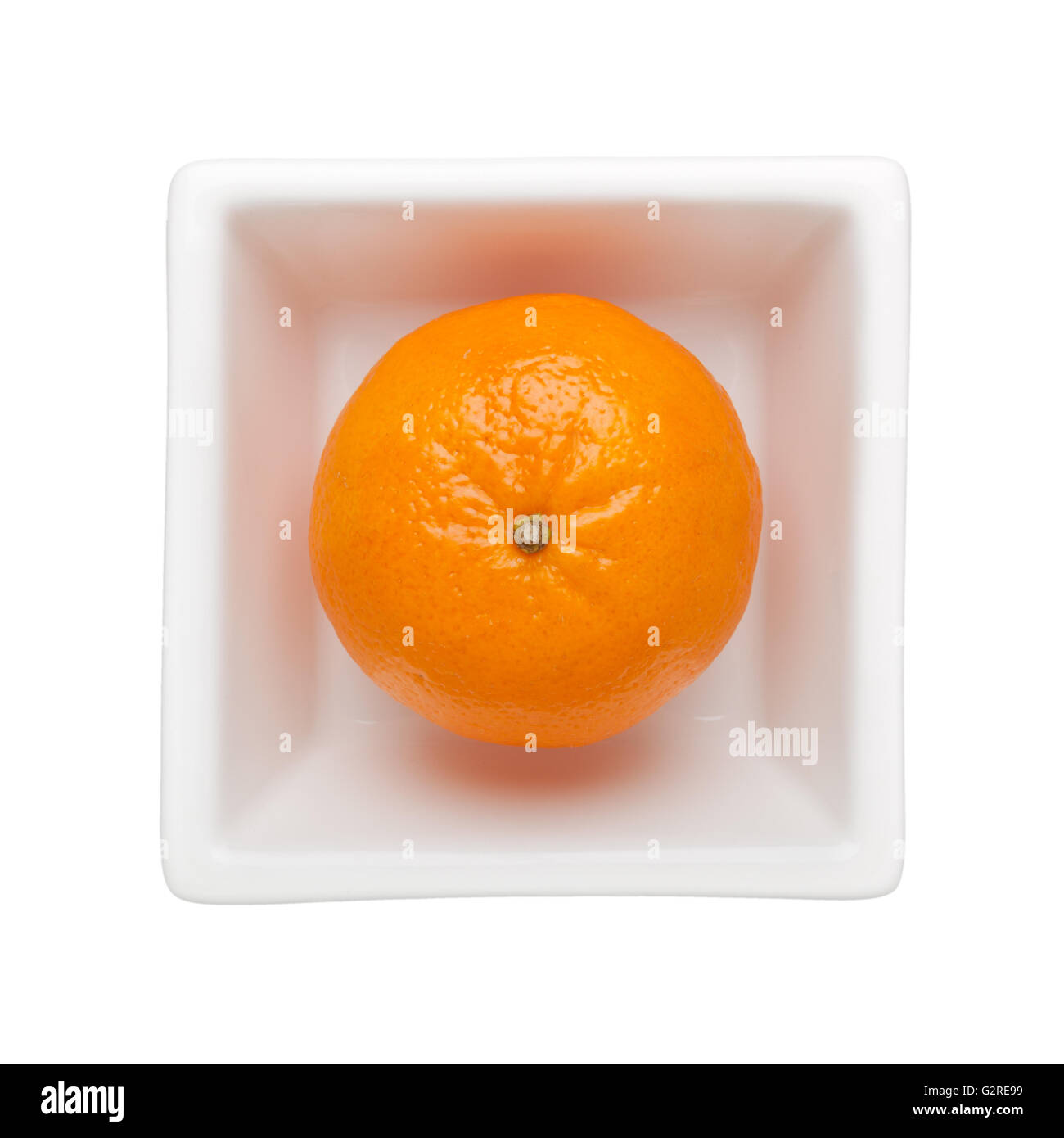 Arancio mandarino in un recipiente quadrato isolato su sfondo bianco Foto Stock