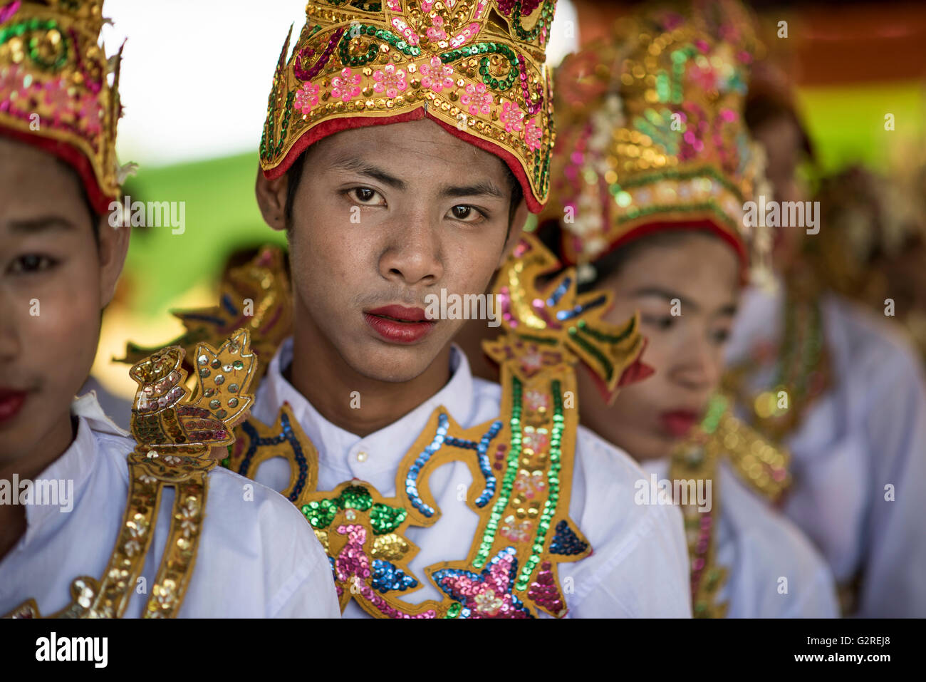 Ritratto di un giovane durante il suo Shin Pyu cerimonia in diventando un novizio monaco buddista, Dala, Yangon, Myanmar. Foto Stock
