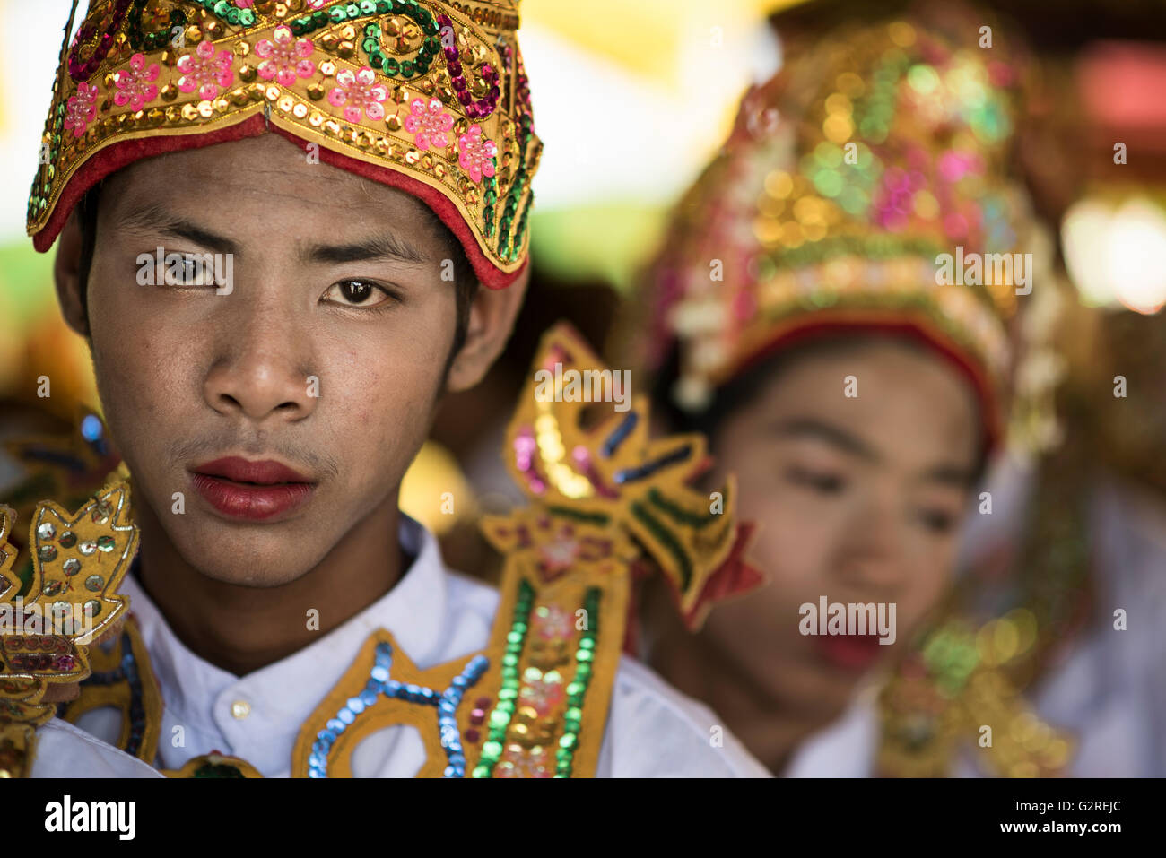 Ritratto di un giovane durante il suo Shin Pyu cerimonia in diventando un novizio monaco buddista, Dala, Yangon, Myanmar. Foto Stock