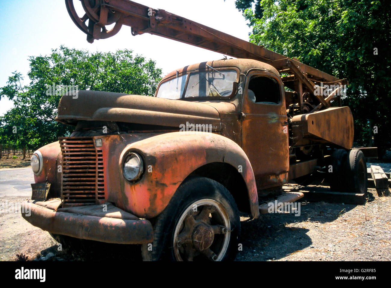 Una vecchia fattoria carrello si trova abbandonato sul lato della strada. Foto Stock