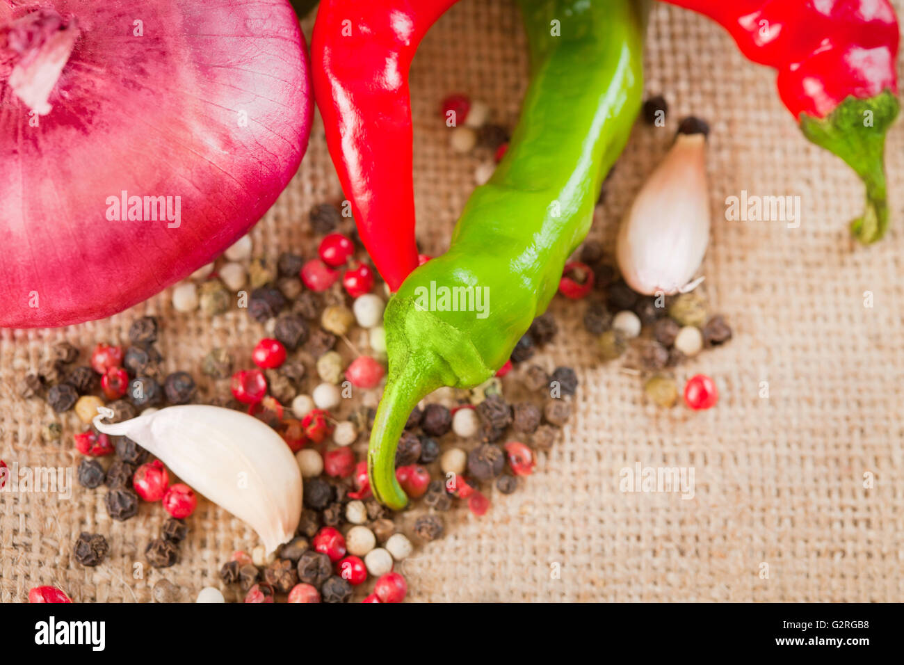 Cipolle, aglio, peperoncino e spezie sul tavolo di close-up Foto Stock