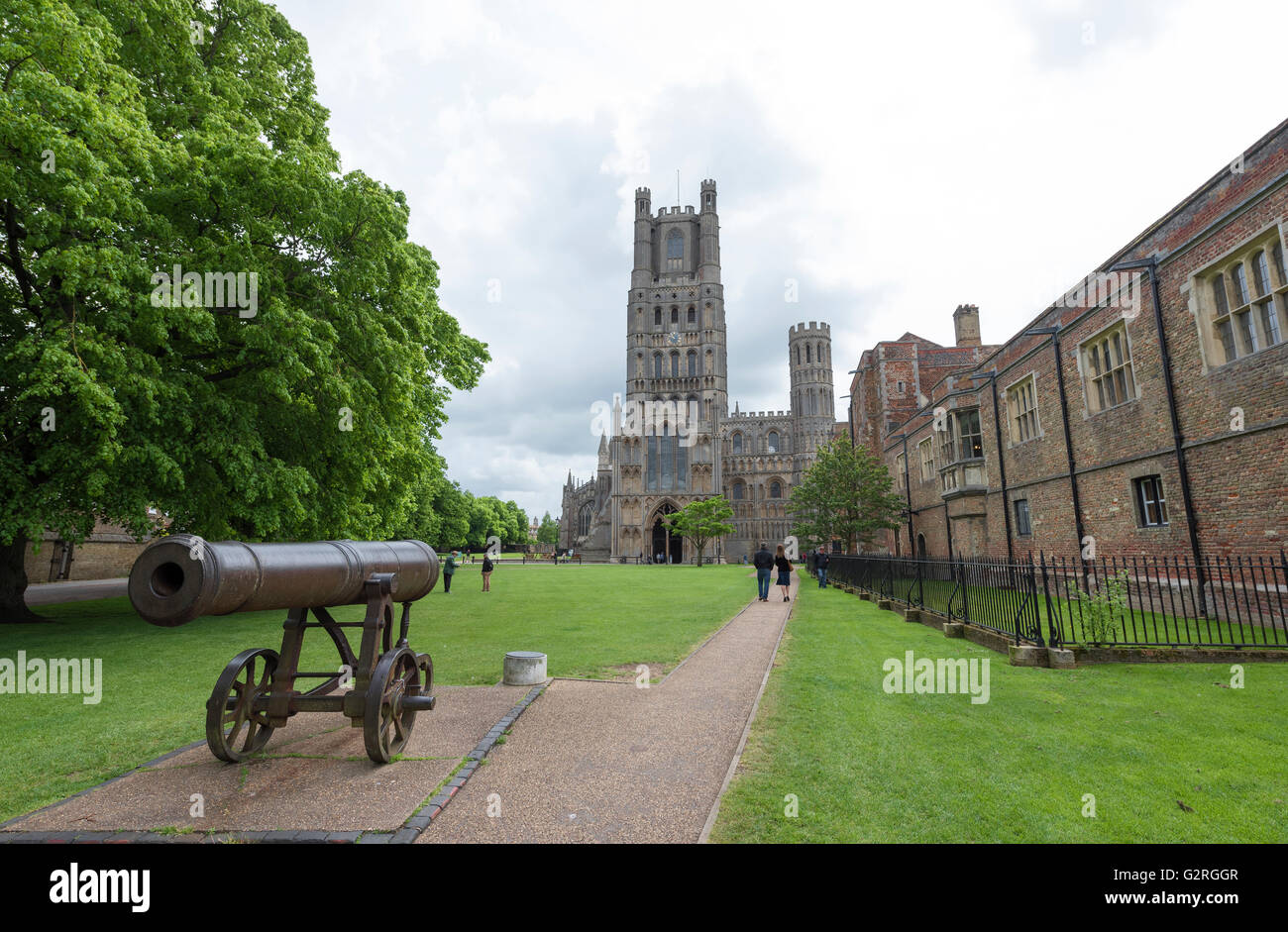 Vecchia canon russo di fronte Cattedrale di Ely e il vecchio palazzo dei Vescovi Ely Cambridgeshire England Regno Unito Foto Stock
