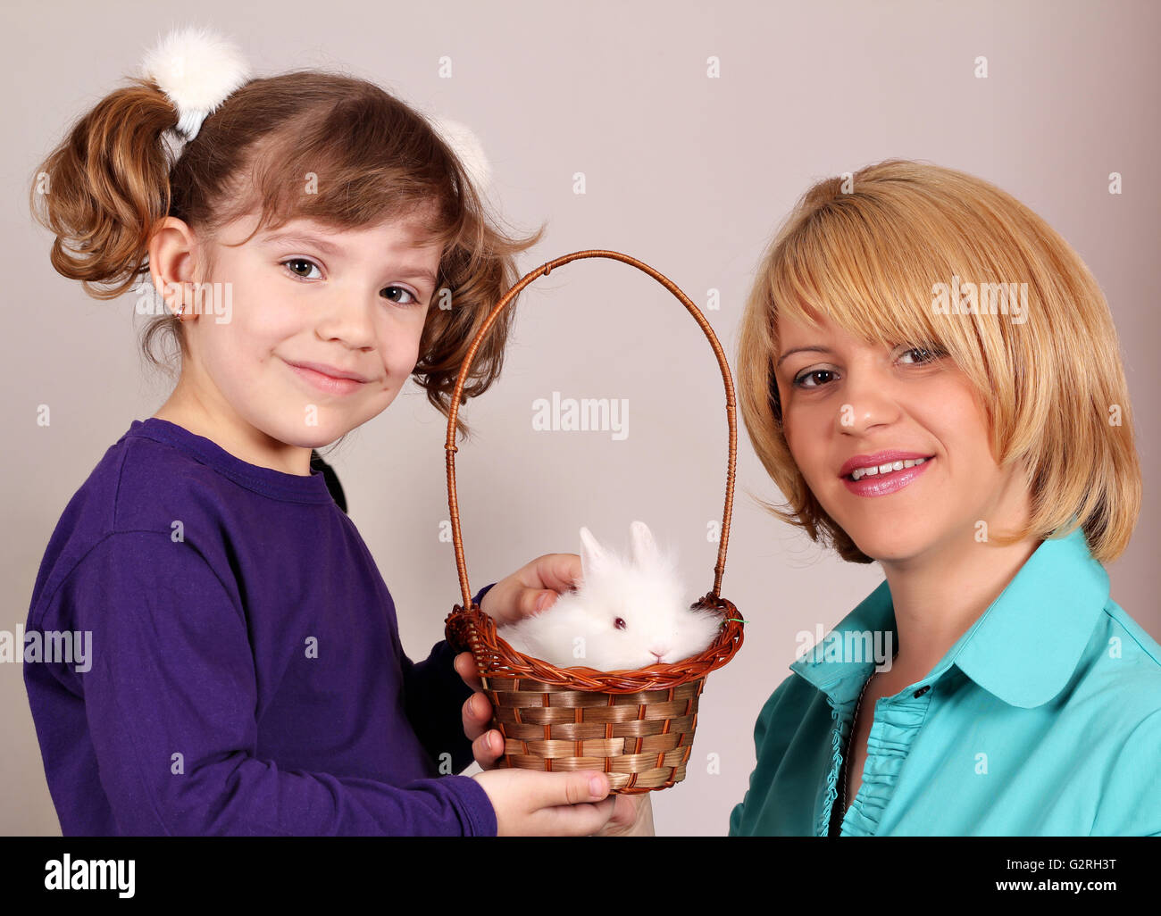 Madre e figlia con simpatico coniglio nano Foto Stock
