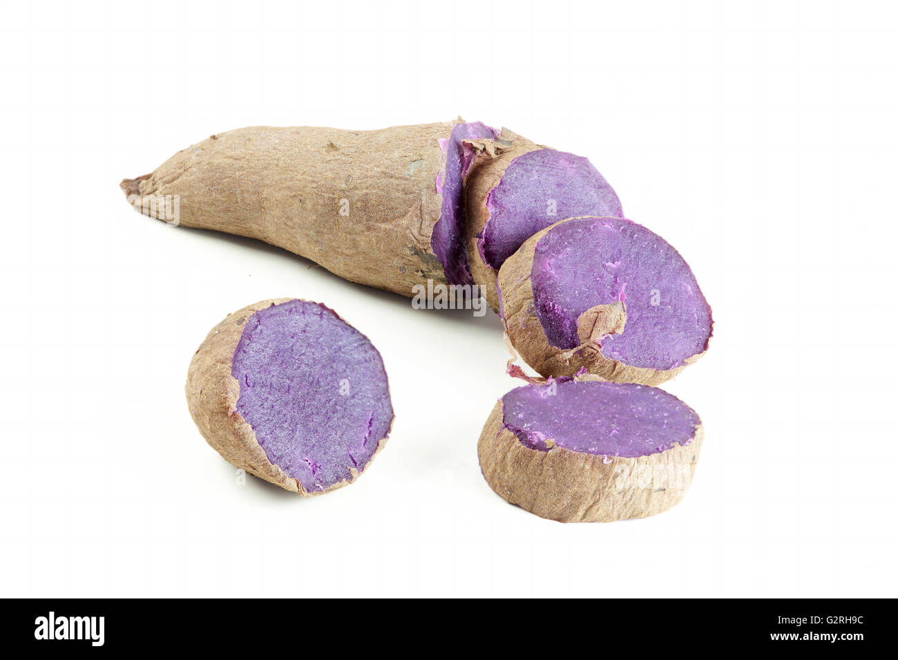 Colore porpora Patate dolci su sfondo bianco Foto Stock