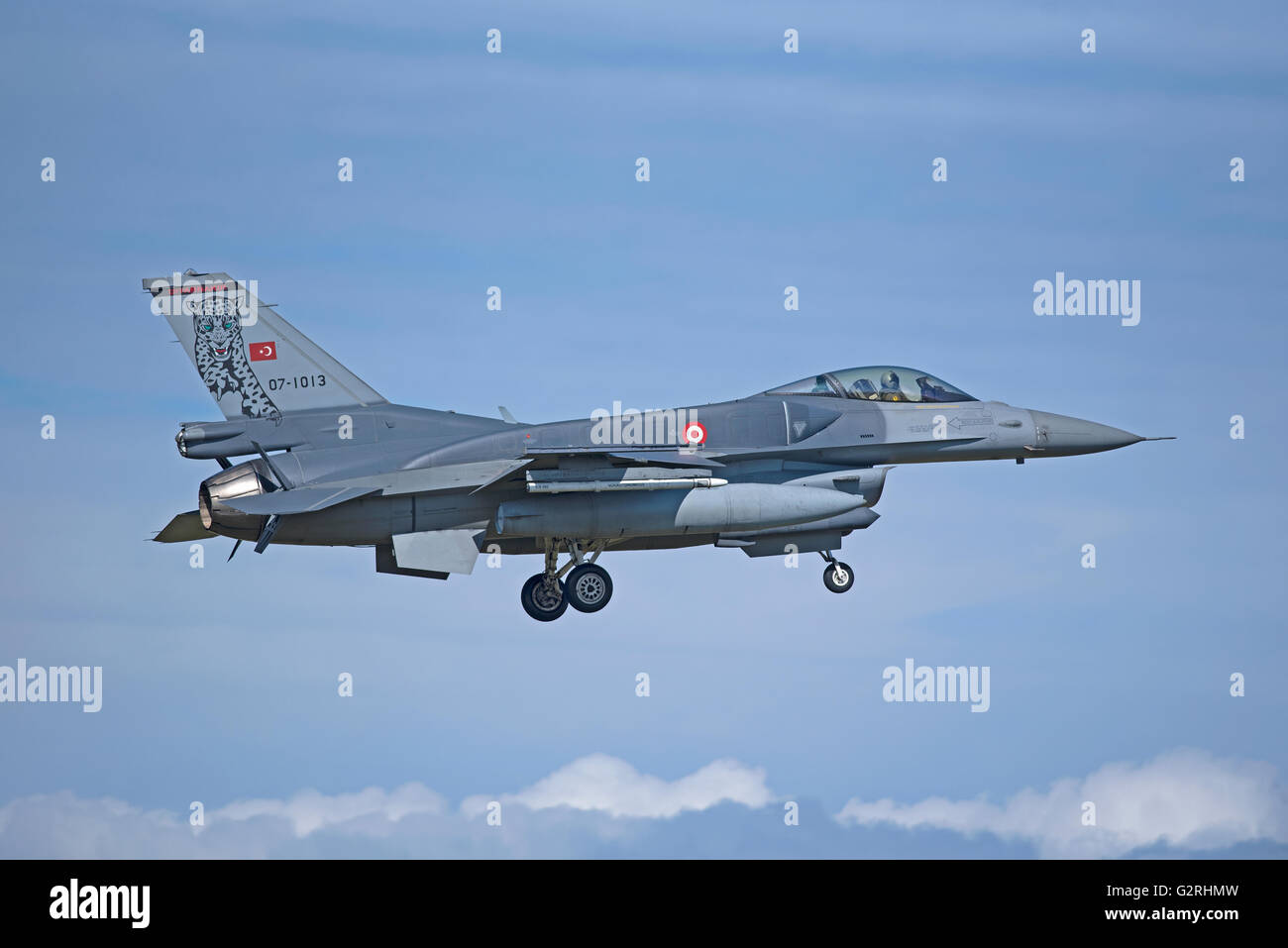 Turkish Air Force General Dynamics F16 sedile unico fighter Jet Reg serie 07-1013 Joint RAF Lossiemouth esercizio. SCO 10,393 Foto Stock
