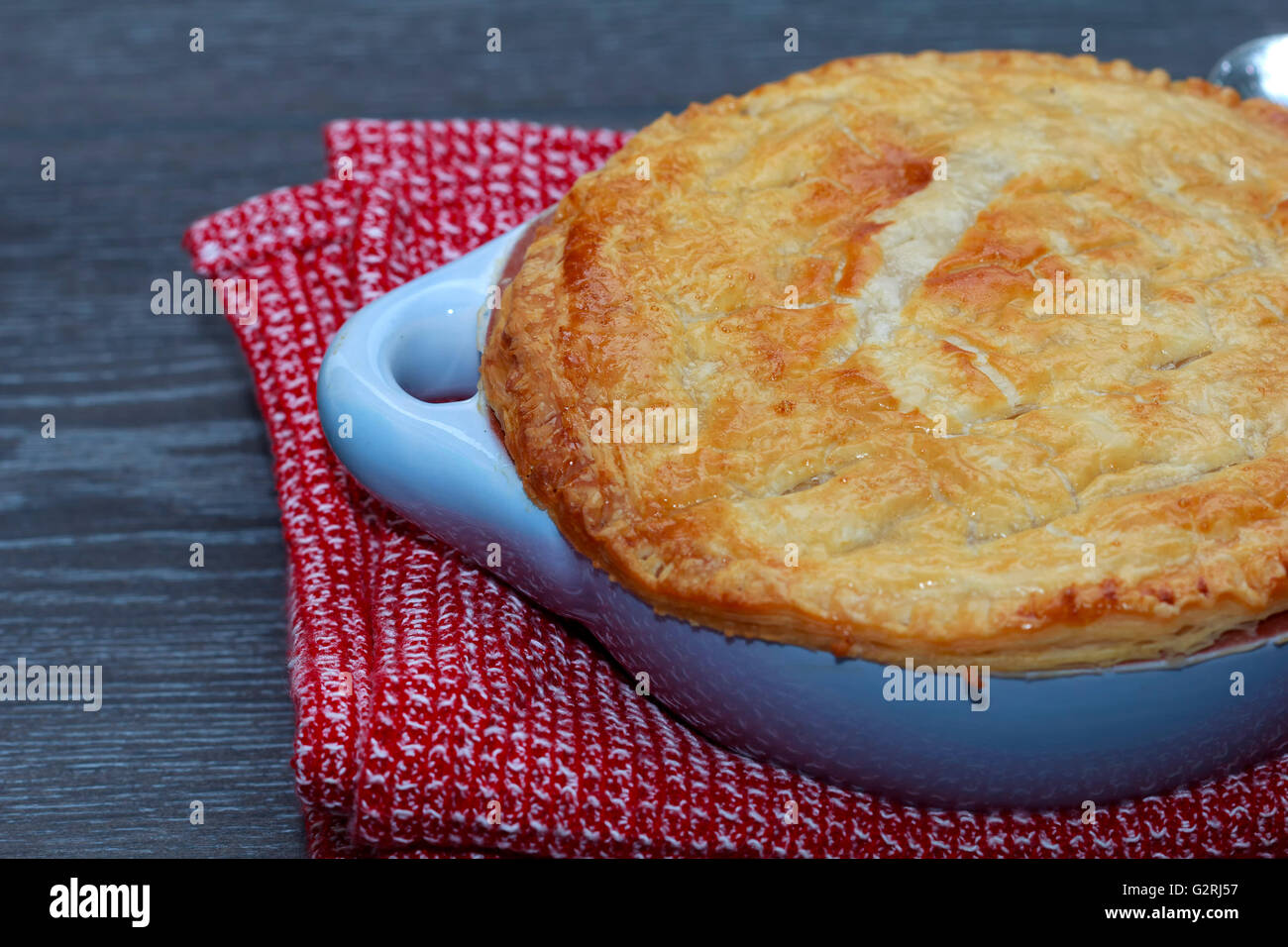 Il pollo e la pancetta torta pot con formaggio sul tavolo di legno Foto Stock