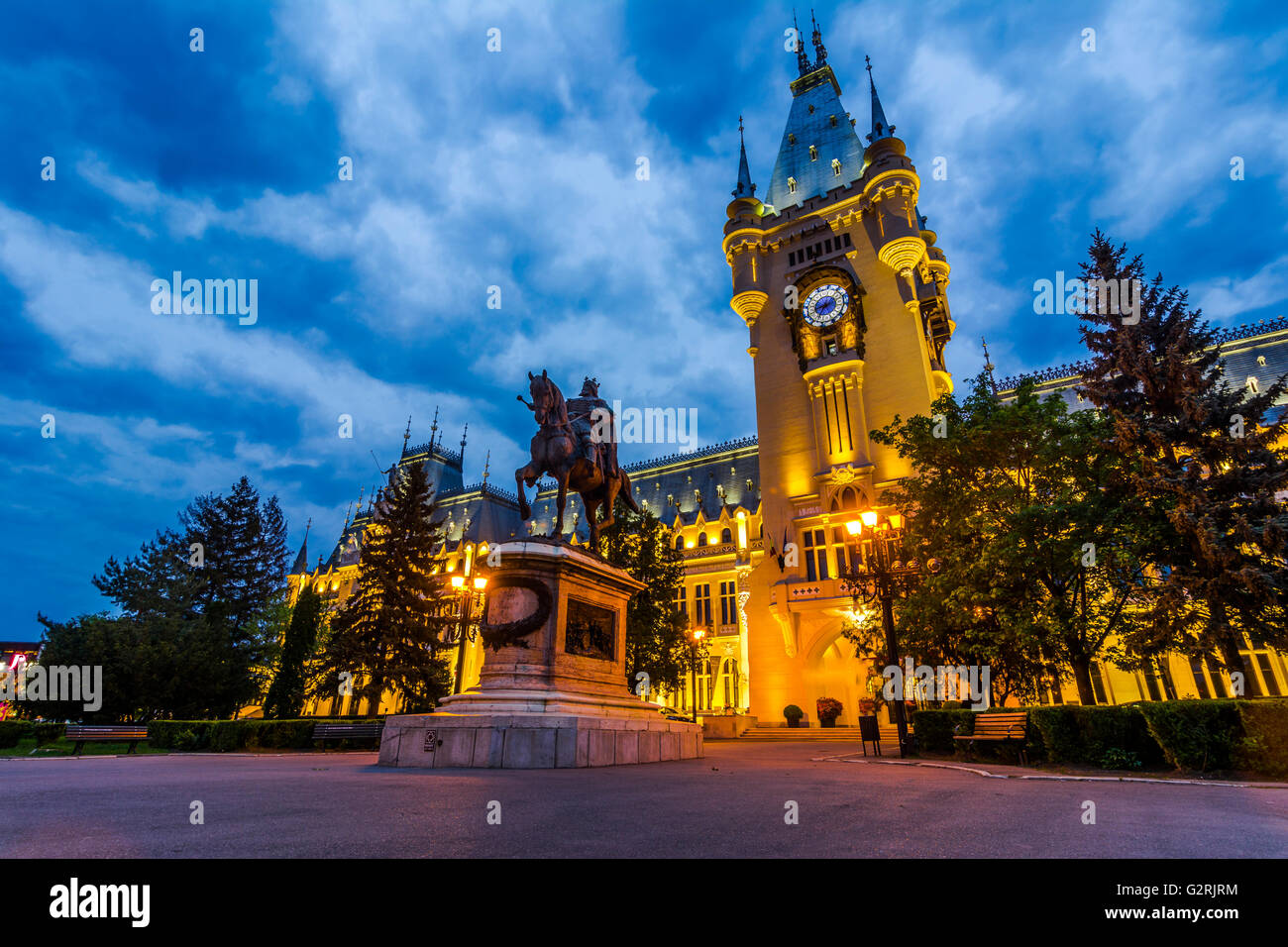 Vista sulla strada del palazzo della cultura, è un edificio di Iasi, Romania. L'edificio servì come Palazzo amministrativo e poi Palace Foto Stock
