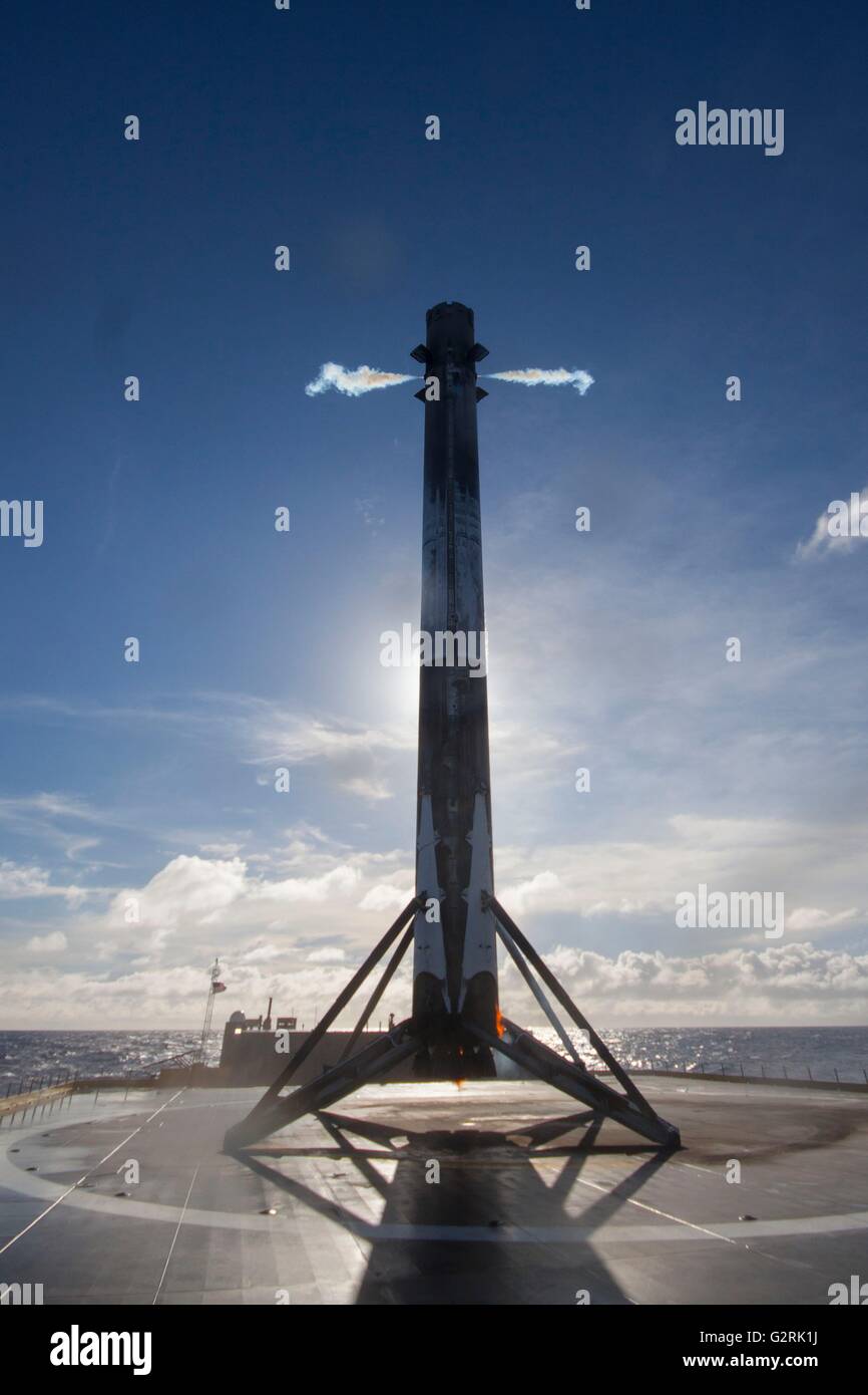 La SpaceX Falcon 9 veicoli di lancio riutilizzabili dopo aver toccato verso il basso su una piattaforma galleggiante 27 maggio 2016 nell'Oceano Atlantico. Il razzo a propulsione con successo il THAICOM 8 satellite in iobit e quindi riportato a terra sul droneship per la terza volta. Foto Stock